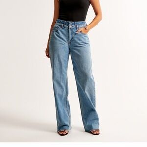 Abercrombie women’s Curve Love High Rise
Loose Jean
MEDIUM WITH DOUBLE
WAISTBAND